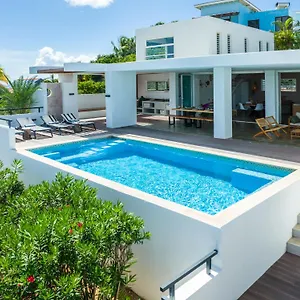 https://villa-south-beach-close-to-jan-thiel.comcaribbean.com